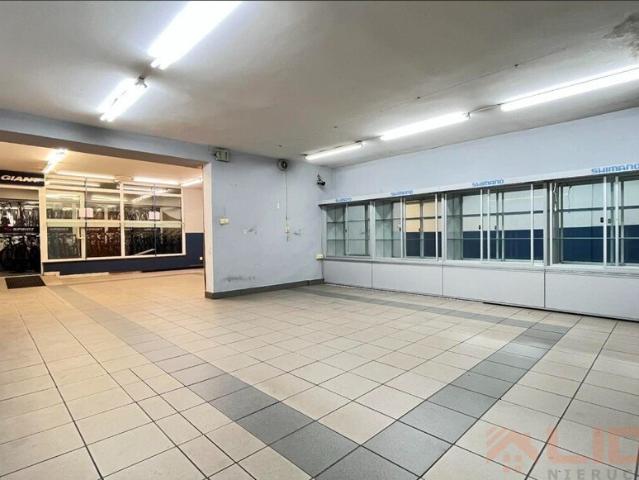 Lokal usługowy 110 m² z parkingiem, idealny na biznes