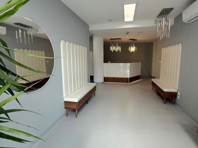 Lokal usługowy 160 m² z recepcją i gabinetami w Pradze