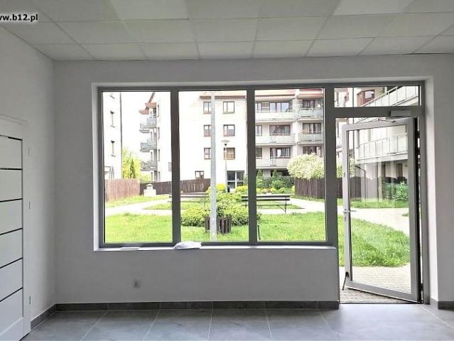 Lokal usługowy 30 m2 po remoncie, klimatyzacja, własna aranżacja