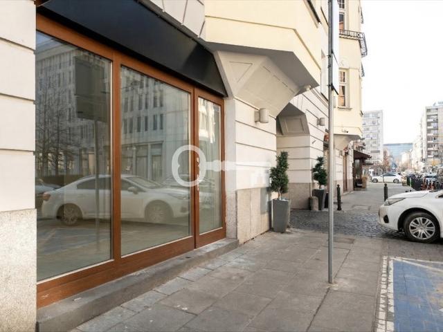 Lokal usługowy z witryną w odrestaurowanej kamienicy