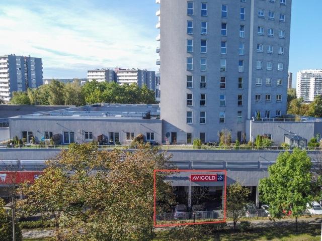 Lokal usługowy z witryną, klimatyzacją i 2 miejscami parkingowymi