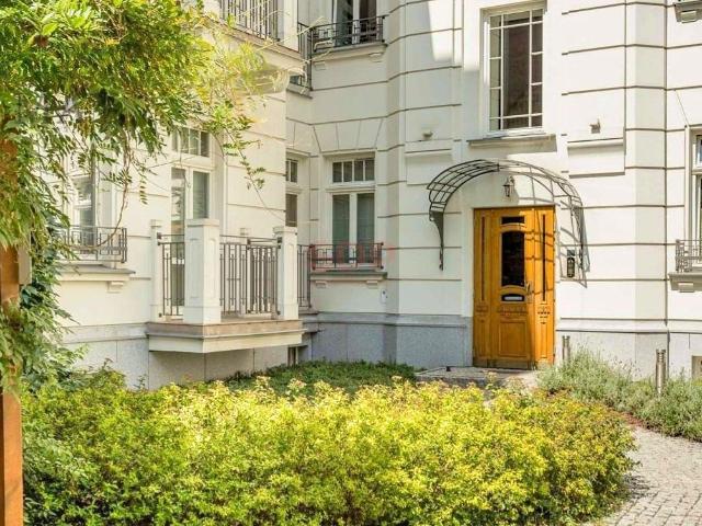 Lokal usługowy na Hożej z wysokimi sufitami i zielonym patio
