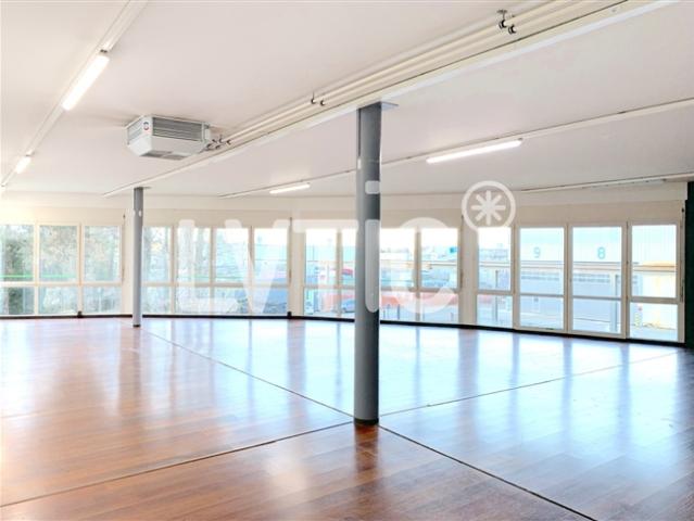 Lokal, Büro von 336 m2 zu vermieten in Villeneuve