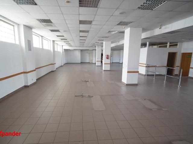 Lokal handlowo usługowy 1360 m² z magazynem i parkingiem