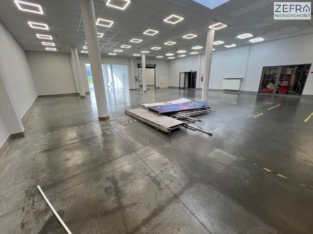 Lokal handlowo usługowy 373 m² z witrynami i dużym parkingiem