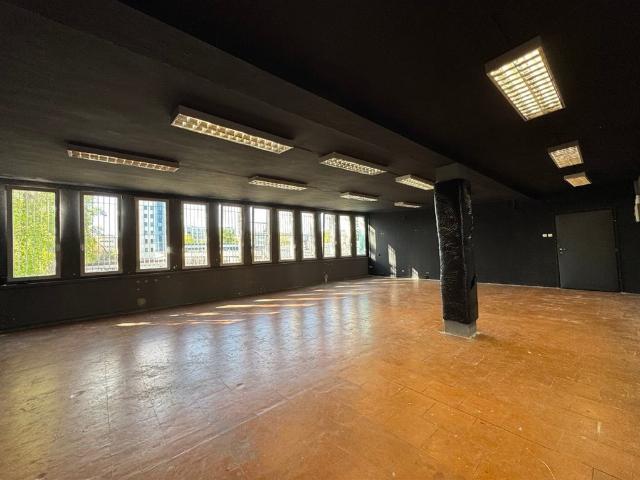 Lokal sportowy 107 m² z dużymi oknami i dostępem od ulicy