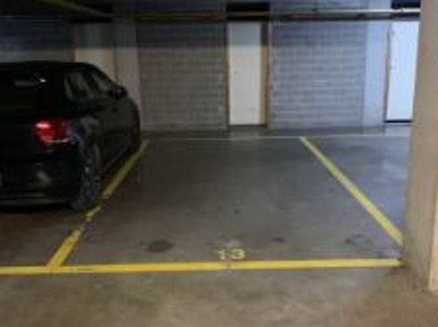 Lokeren: autostaanplaats op wandelafstand van het station