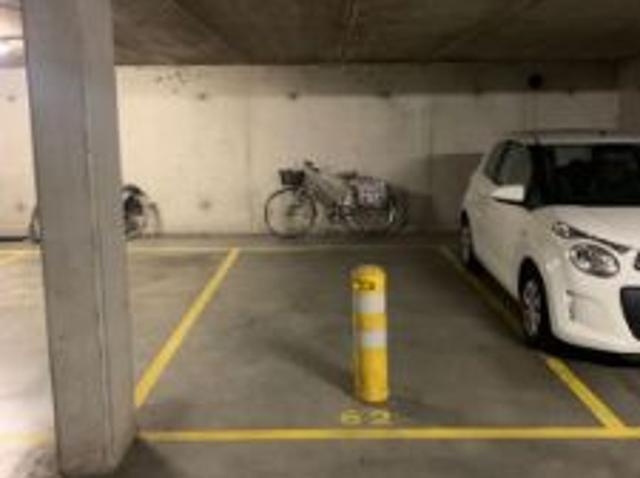 Lokeren: autostaanplaats op wandelafstand van het station
