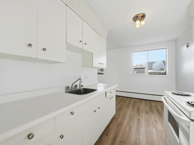 Lord Robinson Apartments Studio Apartment for Rent at 2220 Robinson St, Regina, SK S4T 2P9 Cathedral