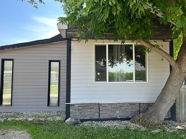 Lorette Mobile Park $139900 1100sqft. 2+ Bedrooms Vacant