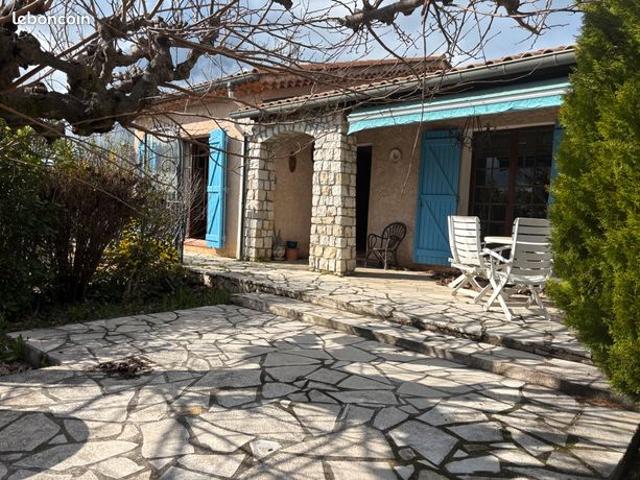 Lorgues, maison à relooker sur 1100 m2 à pied du centre ville