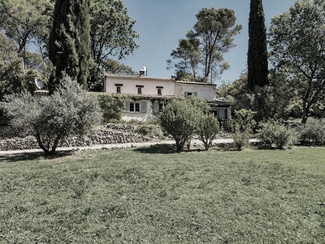 LORGUES: maison de charme et caractère 4 chambres, 4500 m2 de parc avec piscine