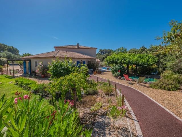 Lorgues, maison six suites avec jardin bucolique