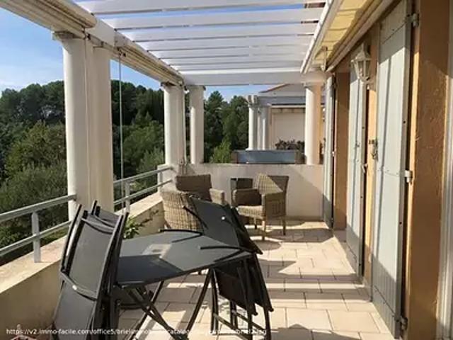 Lorgues 83510 Location appartement 3 pièces t3 au dernier étage piscine
