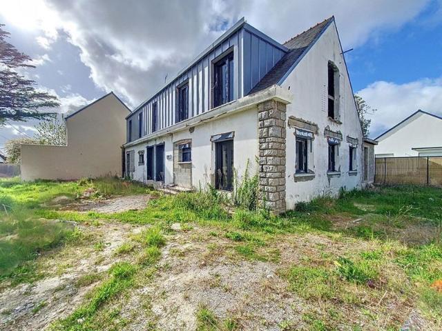 LORIENT: Maison à rénover avec beau potentiel