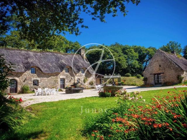 Lorient Morbihan Au cœur de la vallée verte 3 chaumières. 249m² Lorient