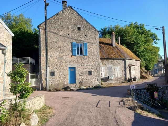 Lormes, Morvan, Centre ville, quartier de la Chapelle du Vieux Château, maison de 42m2 habitable avec terrain