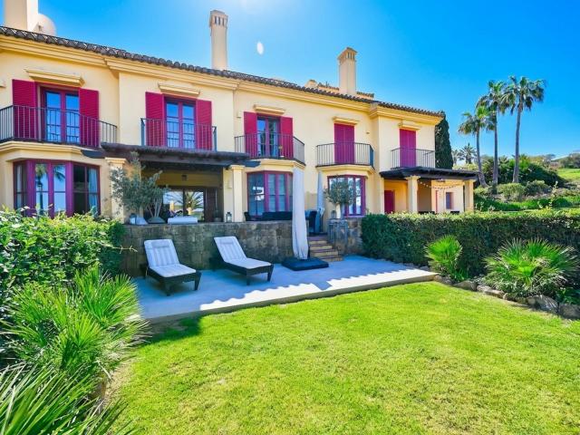 Los Carmenes, Sotogrande — Una casa adosada bellamente renovada en su máxima expresión