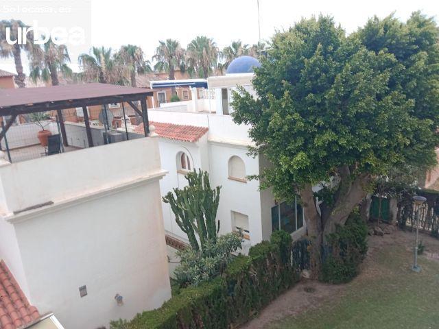 Los Álamos, piso esquina con una terraza con vistas a la piscina, calidades lujo