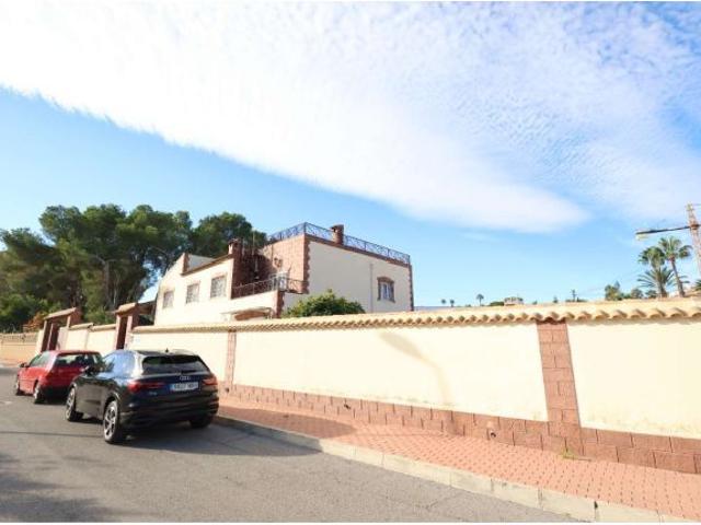 LOS BALCONES – CHALET INDEPENDIENTE DE ENSUEÑO EN ESQUINA FRENTE A PARQUE