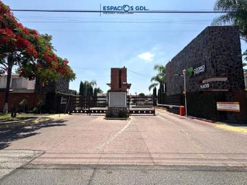 Los Olivos Residencial. Casa en Coto Cedros con Alberca y Seguridad