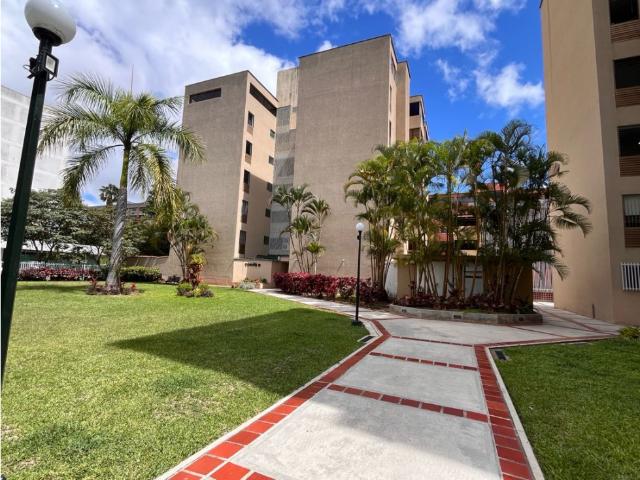 Los Samanes, calle cerrada. Venta apartamento 122 m². 3H+S/2B+S/2E