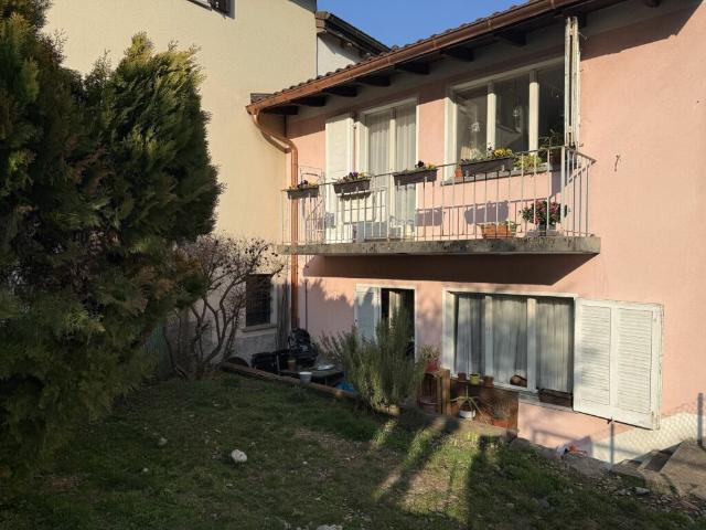Losone Haus im Dorfkern Nucleo mit zwei 2 Zimmer Wohnungen