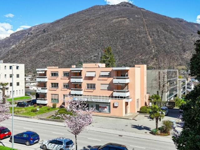 LOSONE Spazio commerciale luminoso e versatile in posizione centrale
