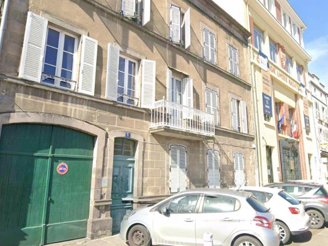 LOT D'ANCIENS APPARTEMENTS AVEC COURS À RENOVER