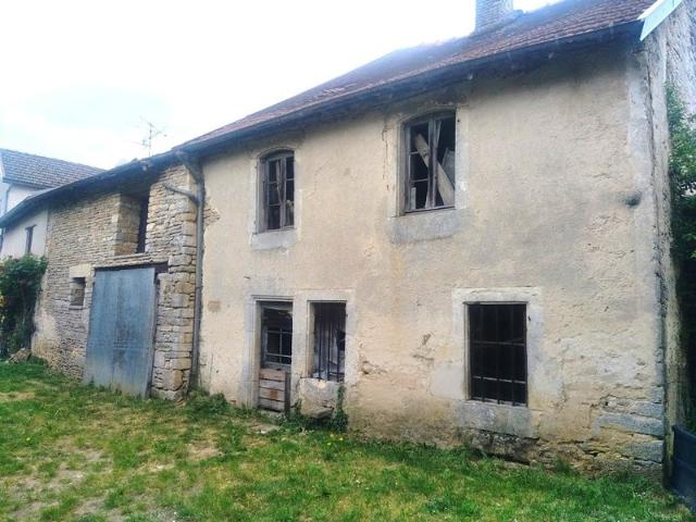 Lot de 3 granges avec une maison à rénover