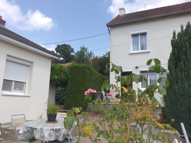 Lot de 2 maisons dont 1 louee le tout en bon etat general