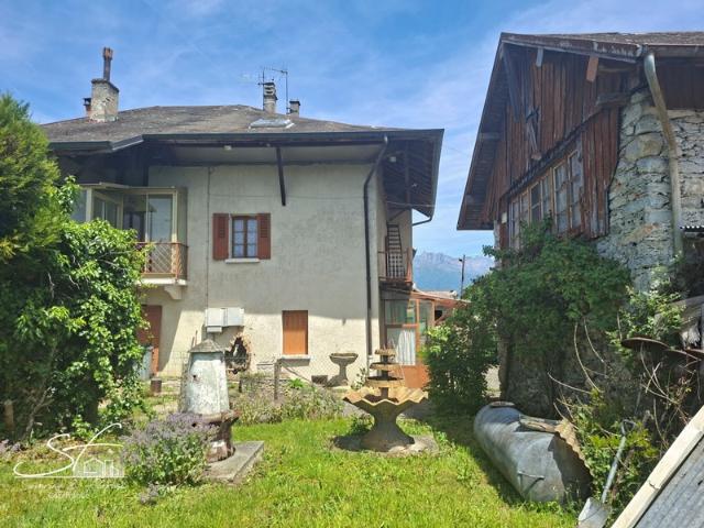 Lot de 2 maisons + grange avec cour et jardin, à vendre à PLANAISE 73