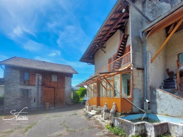 Lot de 2 maisons + grange avec cour et jardin, à vendre à PLANAISE 73