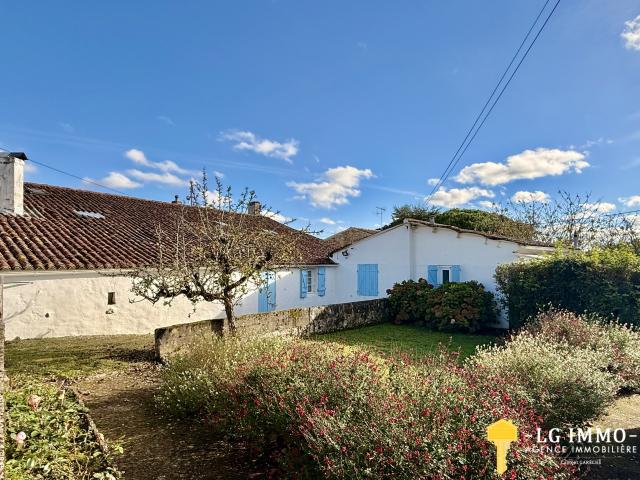 LOT DE DEUX MAISONS D'HABITATION, GRANGE, ATELIER ET TERRAIN CLOS