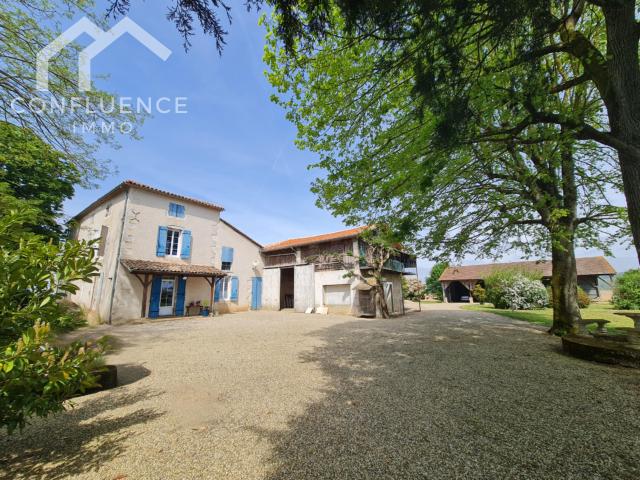 Lot et Garonne Corps de ferme en pierre rénové dans la plaine de Garonne