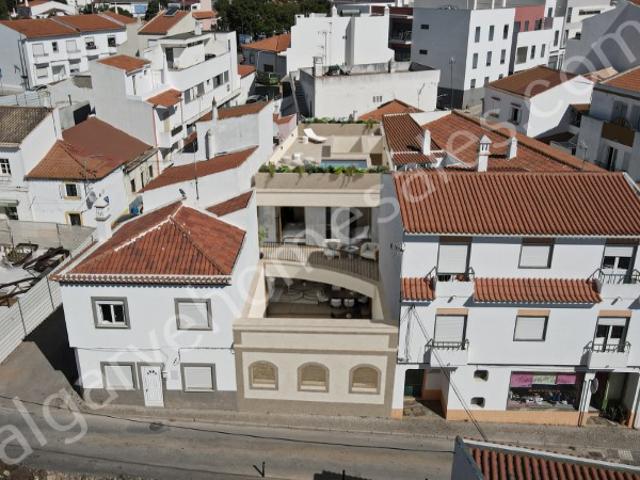 Lote no centro de Lagoa com licença de reconstrução aprovada