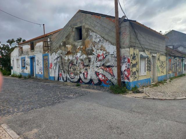 Lote com 3 moradias 2 moradias T1 e 1 moradia T2 para reconstrução Montijo