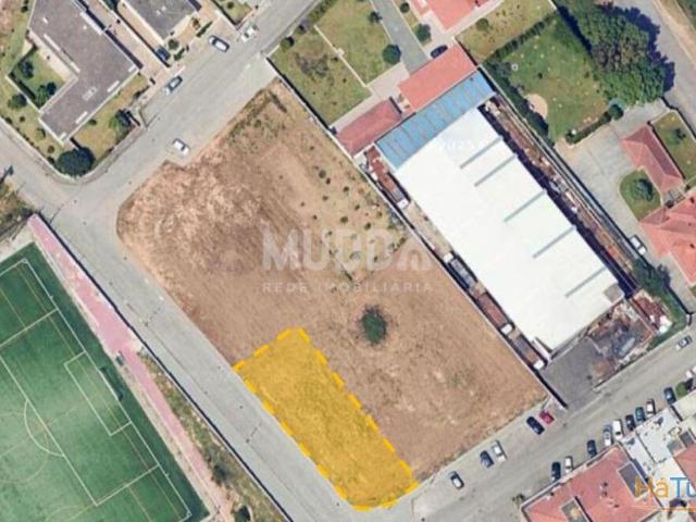 Lote com três frentes em Paços de Brandão | 26083916352