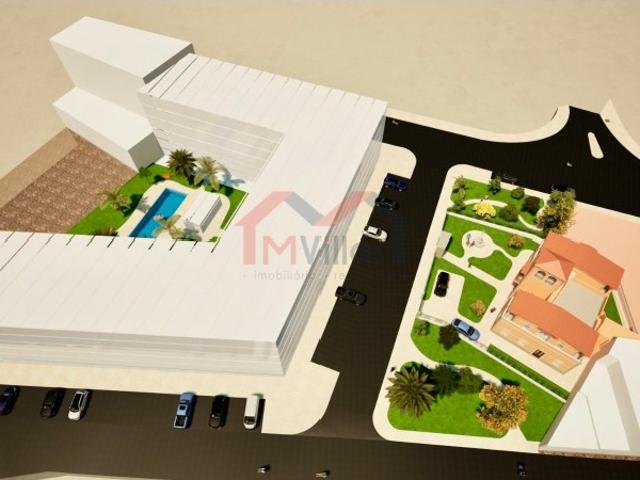 Lote com área de construção de 9224m2 e lote com chalé Olhão