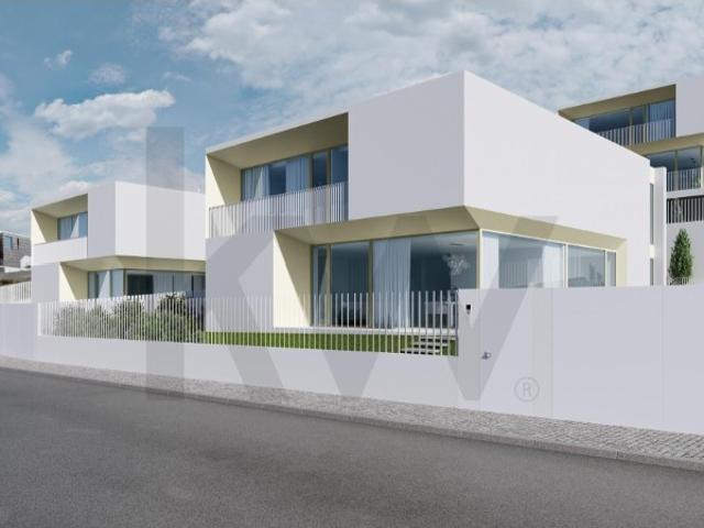 Lote com projeto aprovado para moradia em banda T4