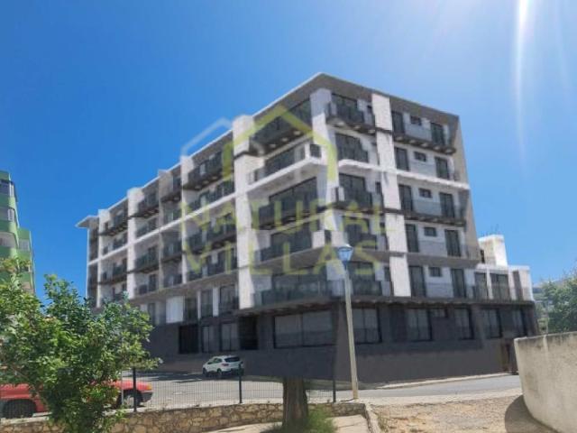 Lote com Projeto para 47 Apartamentos com Estacionamento em Quarteira