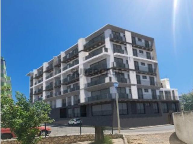 Lote com Projeto para 47 Apartamentos com Estacionamento em Quarteira