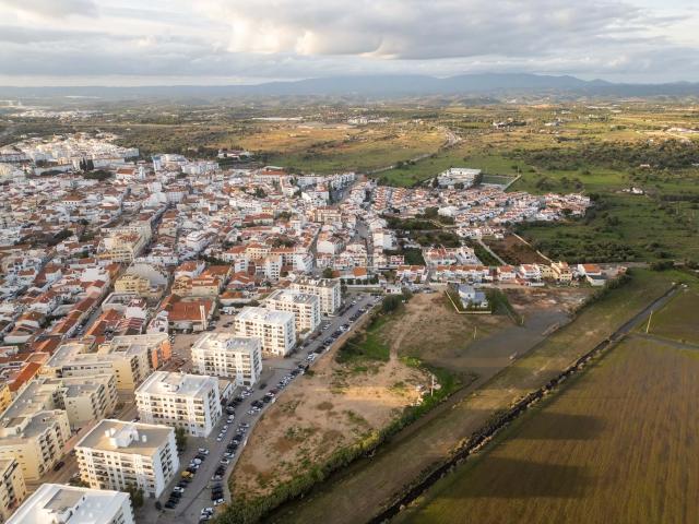 Lote de com 486 m2 para construção de moradia isolada situada numa nova urbanização em Lagoa, Lagoa, Lagos do Cardo