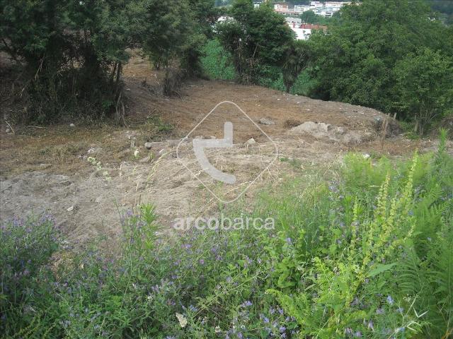 Lote de construção junto à vila