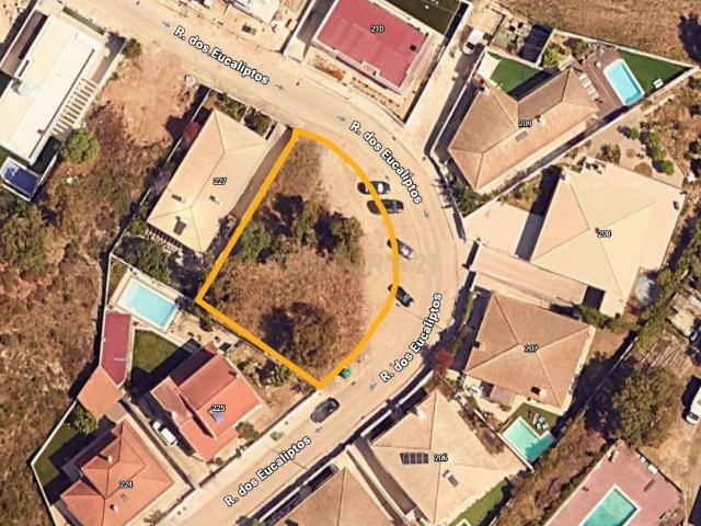 Lote de gaveto na Rua dos Eucaliptos Quinta da Serralheira, Setúbal