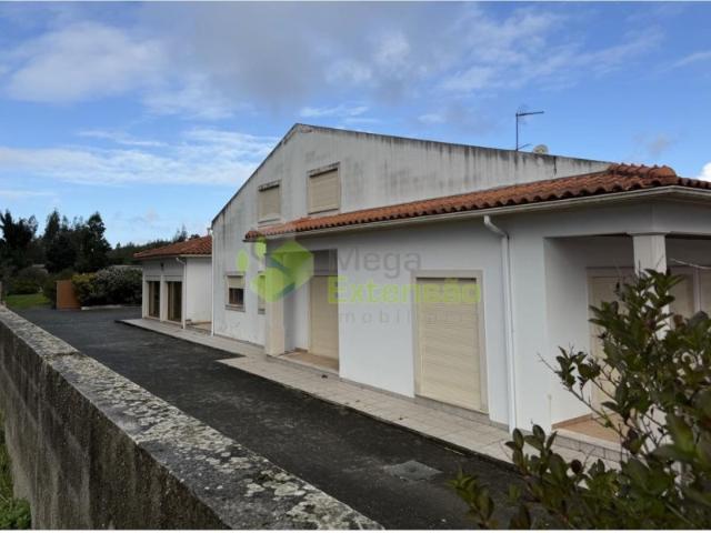 Lote de terreno com mais valias moradia edificada, perto de Marinha Grande, com 1100 mts de terreno