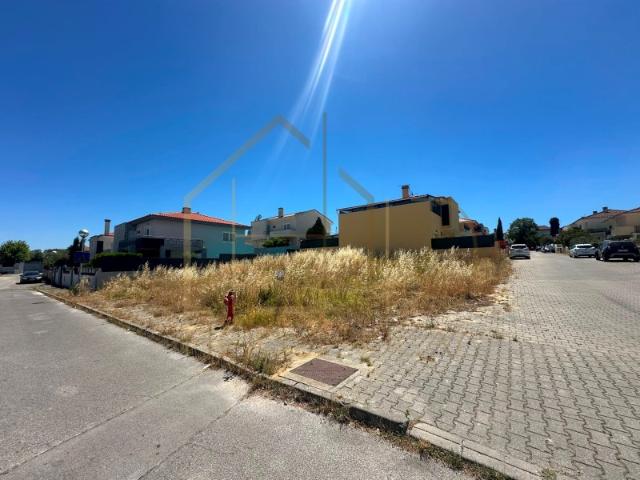 Lote de Terreno com a área de 424m2. Aldeia de Irmãos. Azeitão