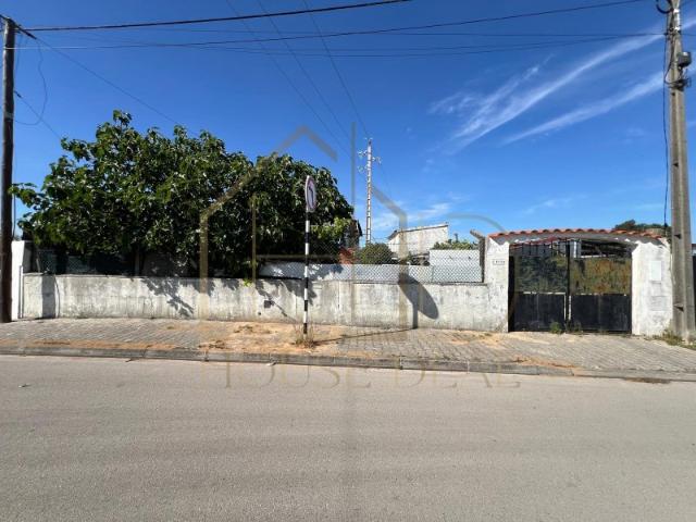 Lote de Terreno com a área de 305,7m2. Pinhal do General. Fernão Ferro