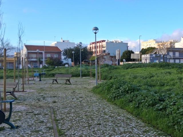 Lote de Terreno com Alvará de Loteamento Aprovado Construção de 15 Fogos 6 Pisos + 2 caves + Comércio + Estacionamento