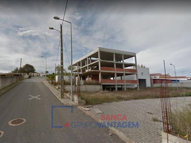 Lote de terreno com construção iniciada, para edifício de habitação coletiva, no Sítio do Curral, em Alvito